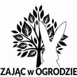 Czarno-białe logo firmy ogrodniczej przedstawiające sylwetkę zająca z uszami wkomponowaną w kształt korony drzewa, poniżej napis 'ZAJĄC w OGRODZIE'.