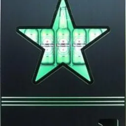Reklamowy szyld podświetlany LED z wyciętym kształtem gwiazdy, wewnątrz której widoczne są butelki piwa marki Heineken, z logo w górnej części.