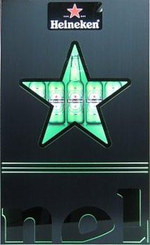 Reklamowy szyld podświetlany LED z wyciętym kształtem gwiazdy, wewnątrz której widoczne są butelki piwa marki Heineken, z logo w górnej części.