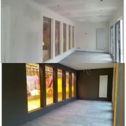 Porównanie stanu pomieszczenia przed i po malowaniu: ściany z surowego tynku i sufit z płyt kartonowo-gipsowych w górnej części, pomalowane na ciemny kolor ściany i szare płytki podłogowe w dolnej...