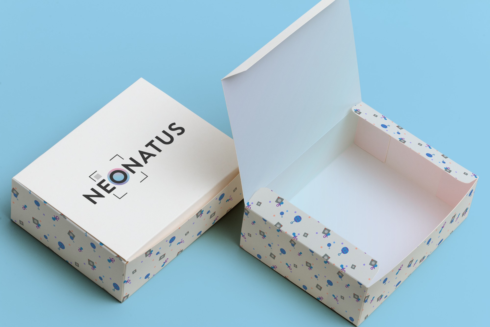 Dwa pudełka z logo 'NEONATUS' i wzorem z dziecięcymi motywami na jasnoniebieskim tle. Jedno pudełko zamknięte, drugie otwarte, ukazujące białe wnętrze.