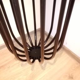 SPMF - Metalowa podstawa stolika kawowego w stylu loft z giętych rurek, widok z góry na parkiet.