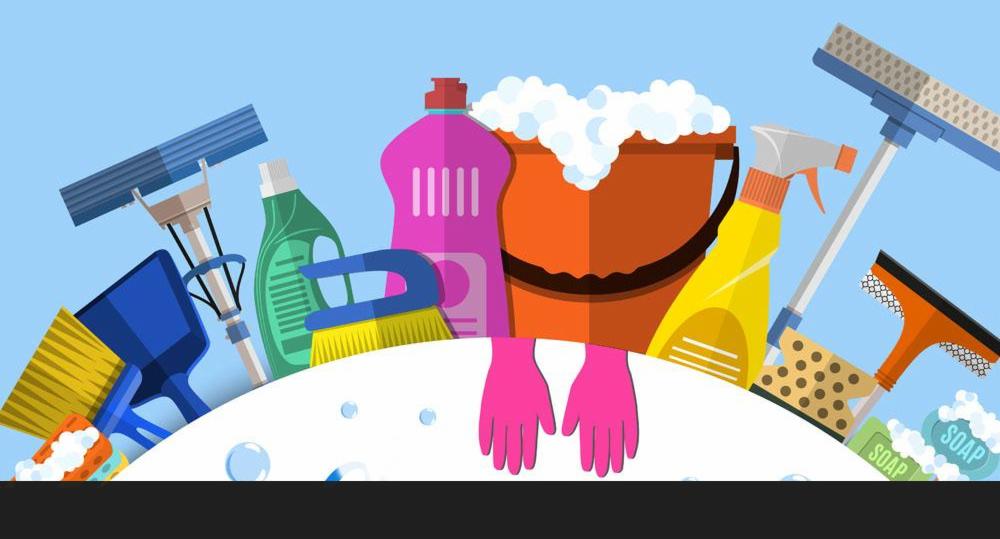 Ilustracja przedstawia zestaw kolorowych narzędzi i środków czystości, w tym szczotki, mopy, płyny, wiadro z pianą oraz rękawice, na jasnoniebieskim tle.