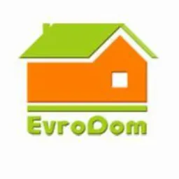 Pomarańczowy dom z zielonym dachem i napisem EvroDom, logo firmy.