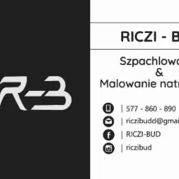 Logo firmy RICZI-BUD oferującej szpachlowanie i malowanie natryskowe, z ikoną pistoletu natryskowego wkomponowaną w stylizowany napis R-3 oraz danymi kontaktowymi.