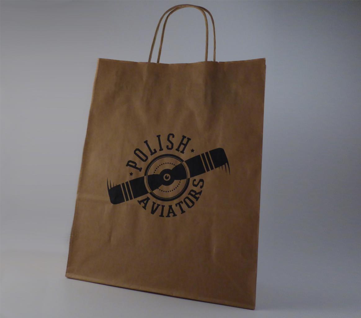 Brązowa papierowa torba z czarnym nadrukiem logo 'Polish Aviators' przedstawiającym śmigło samolotu.