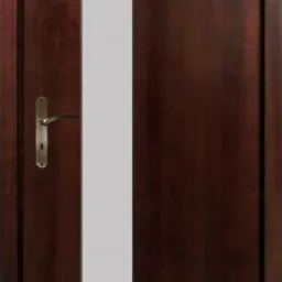 Ciemnobrązowe skrzydło z pionowym, matowym panelem, metalowa klamka i widoczne zawiasy.