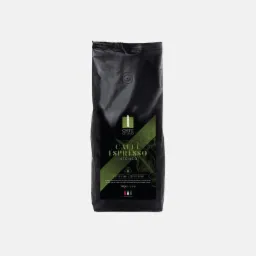 Czarna, foliowa paczka kawy Caffe Ottavo Espresso Intenso, 1kg, z zielono-białym logo i włoską flagą w dolnej części.