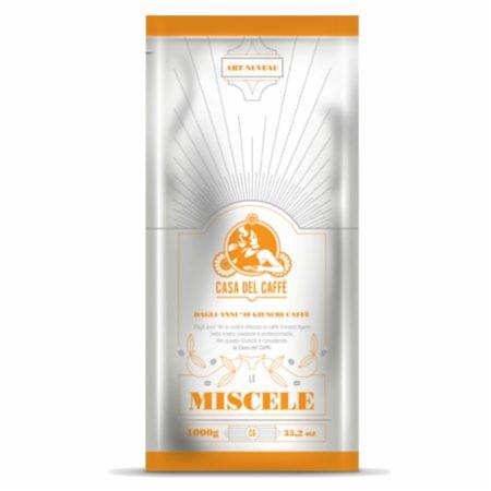 Szczelnie zamknięte opakowanie kawy ziarnistej Casa Del Caffe Le Miscele, w srebrnej folii z pomarańczowymi akcentami i logotypem w stylu Art Nouveau.