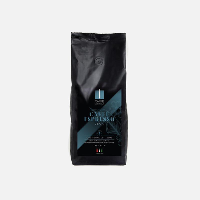 Czarna paczka kawy Caffe Ottavo Espresso Deca na białym tle, widoczne informacje o rodzaju kawy i wadze.