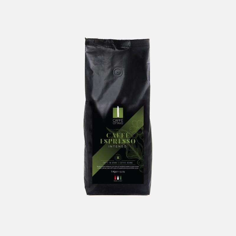 Czarna, foliowa paczka kawy Caffe Ottavo Espresso Intenso, 1kg, z zielono-białym logo i włoską flagą w dolnej części.