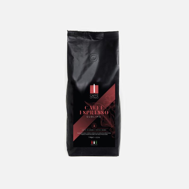 Czarna, matowa torebka kawy Caffe Ottavo Espresso Sublime, z widocznym logo i informacjami o produkcie, na jasnym tle.