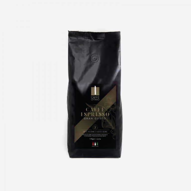 Czarne, foliowe opakowanie kawy ziarnistej Caffe Ottavo Espresso Gran Gusto, z widocznym logo i informacjami o produkcie, na białym tle.