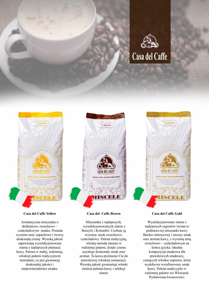 Trzy opakowania kawy ziarnistej marki Casa del Caffe w kolorach żółtym, brązowym i złotym, z opisami smaków i pochodzenia ziaren, na tle rozmytych ziaren kawy i filiżanki.