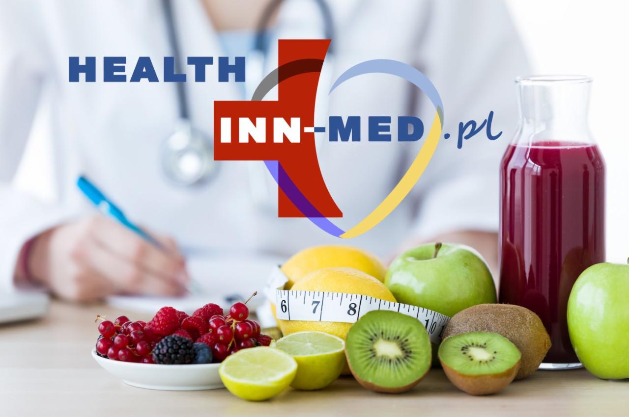 Lekarz w białym fartuchu robi notatki, na stole owoce, miarka, dzbanek z czerwonym sokiem i logo 'Health INN-MED.pl'.