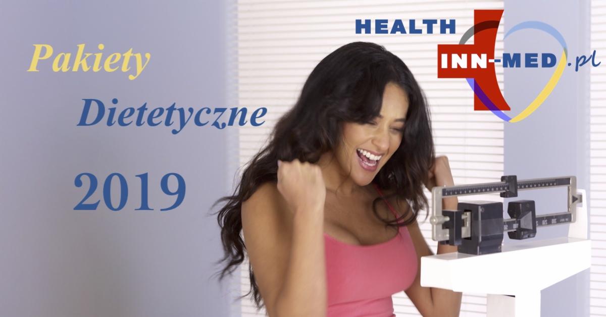 Uśmiechnięta kobieta w różowym topie, z zaciśniętą pięścią, stoi obok wagi szalkowej; w tle napis 'Pakiety Dietetyczne 2019' oraz logo 'INN-MED.pl'.