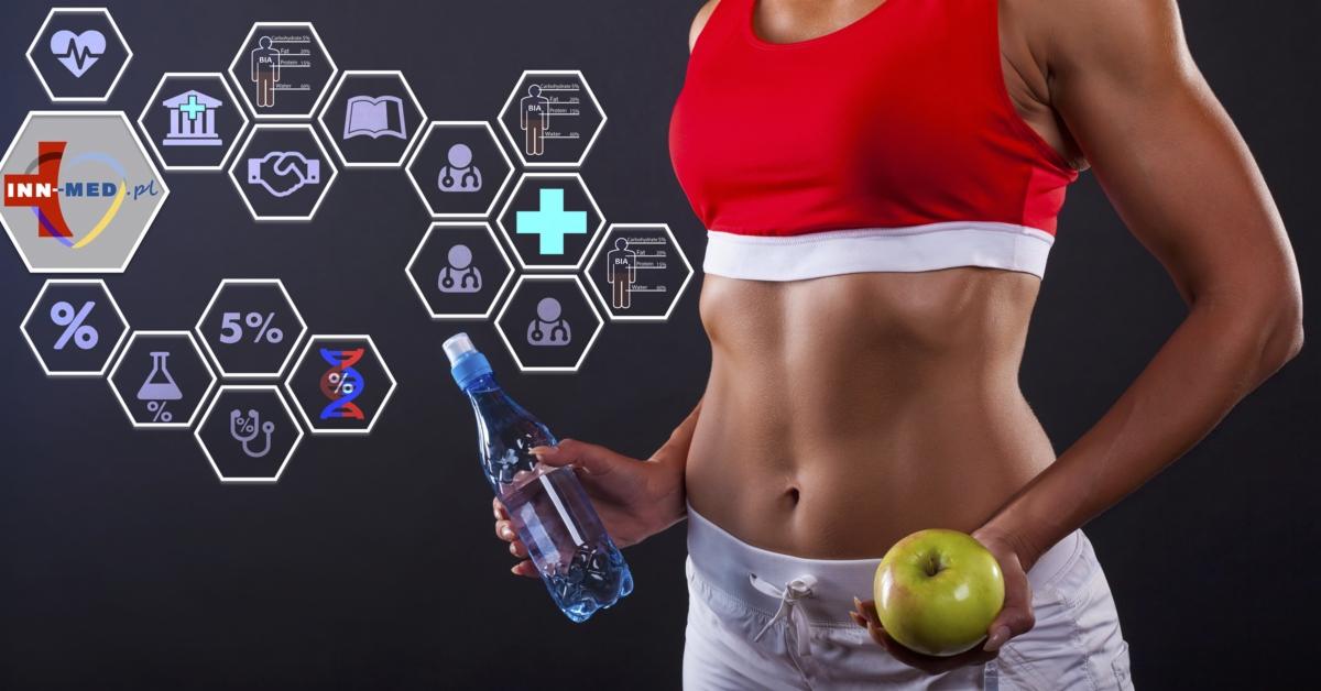 Kobieta w sportowym stroju trzyma butelkę wody i zielone jabłko na tle grafiki z ikonami zdrowia i logo Inn-Med.pl.