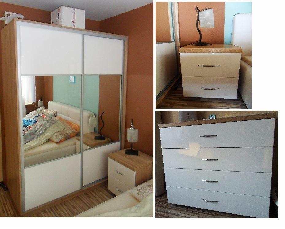 Szafa przesuwna z lustrami, obok szafka nocna z lampką, w tle łóżko z pościelą. Dodatkowo, ujęcie komody z czterema szufladami.