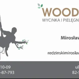 Wizytówka firmy WOOD-MIR z Rakowca, specjalizującej się w wycince i pielęgnacji drzew. Na wizytówce znajduje się grafika sylwetki arborysty wspinającego się po drzewie.