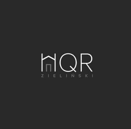 Minimalistyczne logo firmy HQR Zieliński na ciemnoszarym tle, stylizowane na obrys domu w literze H.