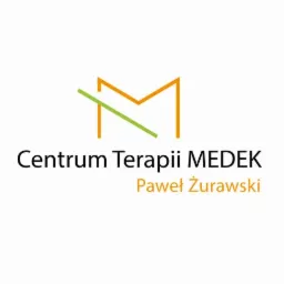 Logo Centrum Terapii MEDEK Pawła Żurawskiego, z graficznym symbolem litery M przeciętej zieloną linią.
