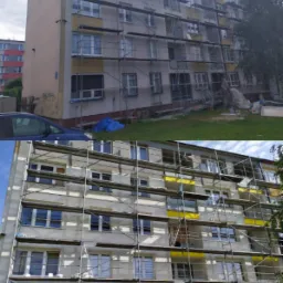 Wielopiętrowy budynek mieszkalny w trakcie odnawiania elewacji, z widocznymi rusztowaniami i częściowo pomalowaną fasadą na szaro i żółto.