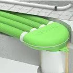 Schemat instalacji z zielonymi przewodami wentylacyjnymi, widoczne elementy montażowe i przekrój warstw podłogi.