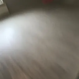 Rozmazane ujęcie nowej, jasnej podłogi z paneli laminowanych w słonecznym pokoju.