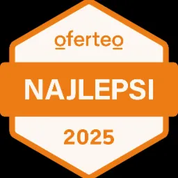 Pomarańczowa odznaka Oferteo 'Najlepsi 2025' na czarnym tle. Grafika z logo i rokiem.