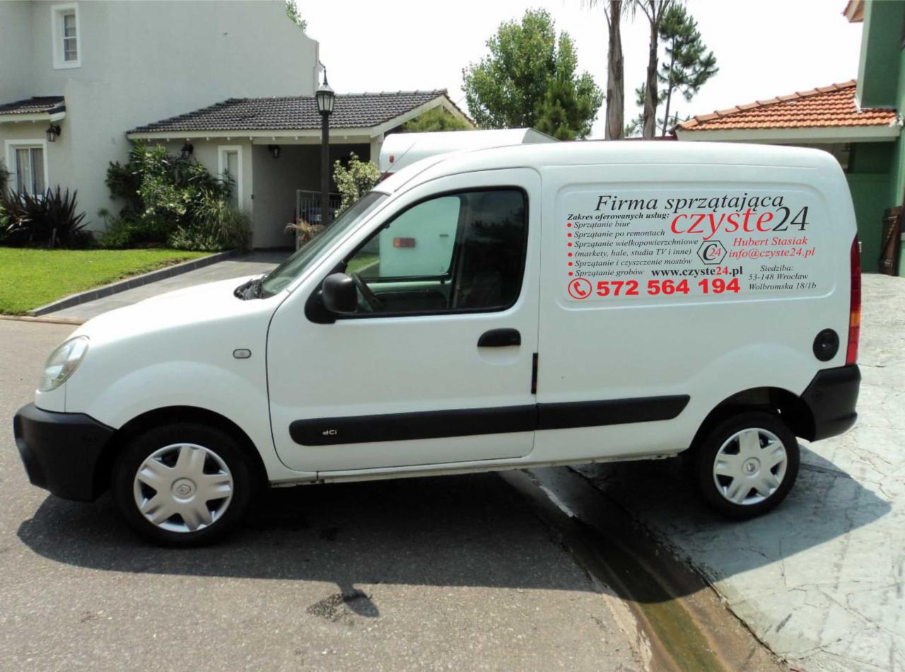 Biały samochód dostawczy z naklejonym logo firmy sprzątającej i zakresem usług, zaparkowany na tle domu jednorodzinnego.