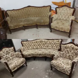 Dwa ujęcia kompletu mebli w stylu retro: sofa i dwa fotele z ciemnego drewna, przed i po renowacji tapicerki z wzorzystego materiału.