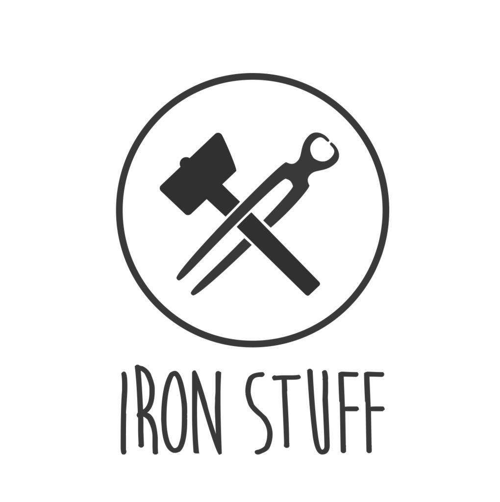 Czarno-białe logo z młotkiem i szczypcami skrzyżowanymi w okręgu, podpisane 'IRON STUFF'.