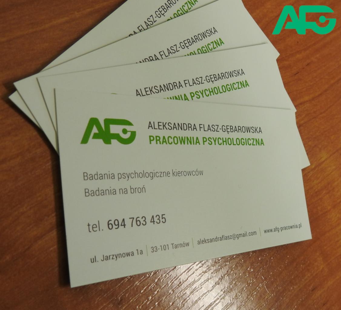 Stos wizytówek z zielonym logo i danymi kontaktowymi Pracowni Psychologicznej Aleksandry Flasz-Gębarowskiej, oferującej badania psychologiczne kierowców i badania na broń.