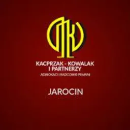Złote logo kancelarii prawnej KACPRZAK-KOWALAK I PARTNERZY na ciemnoczerwonym tle, poniżej nazwa miejscowości JAROCIN.