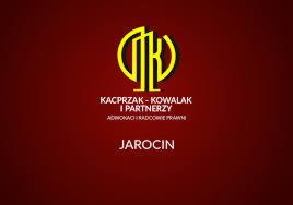 Złote logo kancelarii prawnej Kacprzak-Kowalak i Partnerzy na bordowym tle, z nazwą miejscowości Jarocin poniżej.