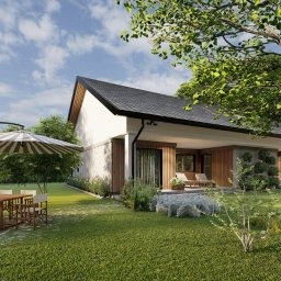 Triangle Studio - Wizualizacja domu jednorodzinnego z ogrodem w słoneczny dzień. Widoczny taras z leżakami, stół z krzesłami pod parasolem i zadbany trawnik.