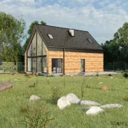 Wizualizacja domu jednorodzinnego z drewnianą elewacją i dużym przeszkleniem szczytowym, otoczonego zielonym trawnikiem z porozrzucanymi kamieniami i pociętymi pniami drzew.