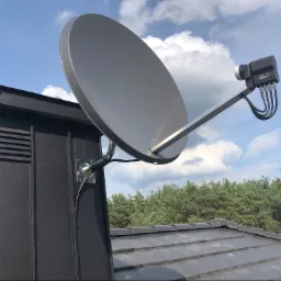 Montaż anteny satelitarnej na kominie.