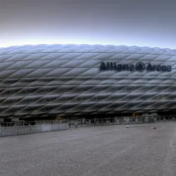 Allianz Arena w Monachium, Niemcy, z charakterystyczną, diamentową fasadą pod wieczornym niebem.