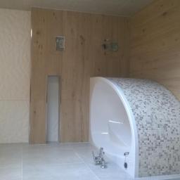 Cis-Bud - Nowoczesna łazienka z wanną obudowaną mozaiką, drewnopodobnymi panelami ściennymi i płytkami o trójwymiarowej strukturze na ścianie.