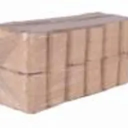 Pakiet brykietu drzewnego, ułożonego w regularne rzędy i owiniętego przezroczystą folią, widoczny na białym tle.