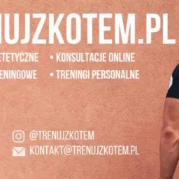 Grafika reklamowa z adresem strony trenujzkotem.pl, oferującej plany dietetyczne, treningowe, konsultacje online i treningi personalne, z wizerunkiem wysportowanego mężczyzny w koszulce z motywem...