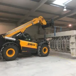 Hala o wysokości 5,2m. Podnoszona maszyna waży 17 ton