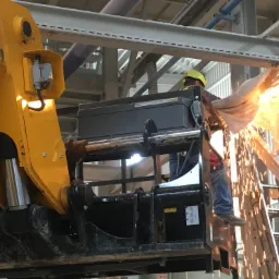 Wycinamy słupy nośne, wcześniej konstrukcja została wyparta siłownikami i zabezpieczona.