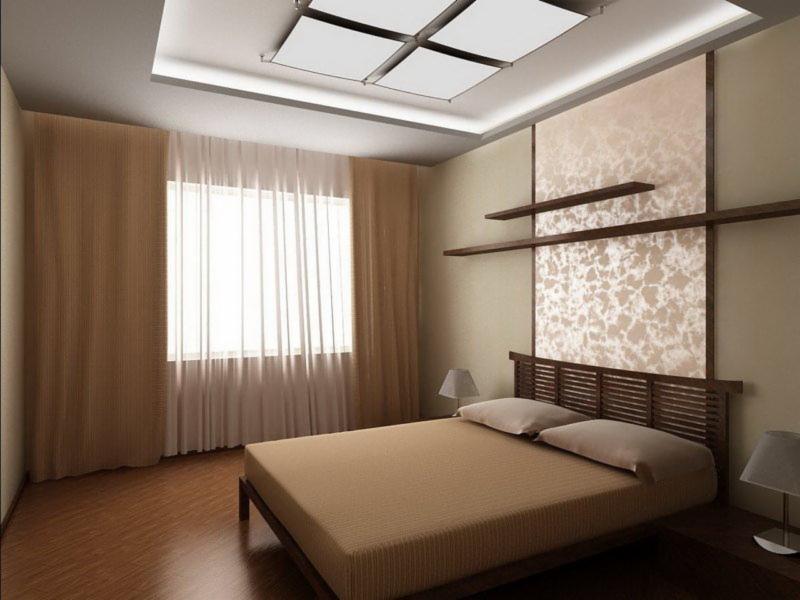 Nowoczesna sypialnia w Warszawie z drewnianymi akcentami: panele ścienne z marmurkowym wzorem, podwieszany sufit z kwadratowymi lampami, drewniane półki i podłoga, beżowe zasłony i pościel.