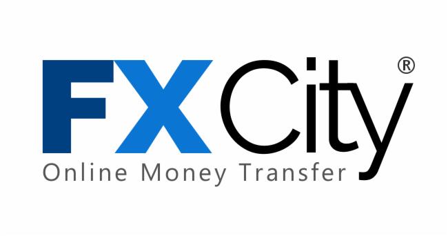 Logo FXCity z napisem Online Money Transfer poniżej, litery FX w kolorze niebieskim, City w kolorze czarnym, znak zastrzeżony w prawym górnym rogu.