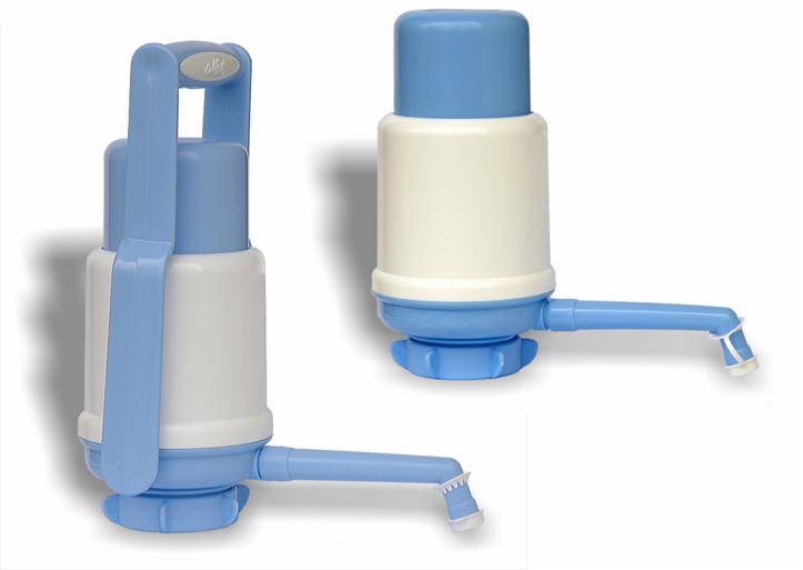 Dwie plastikowe pompy do wody w kolorze biało-niebieskim, jedna z uchwytem do pompowania, druga z zamkniętym zbiornikiem.