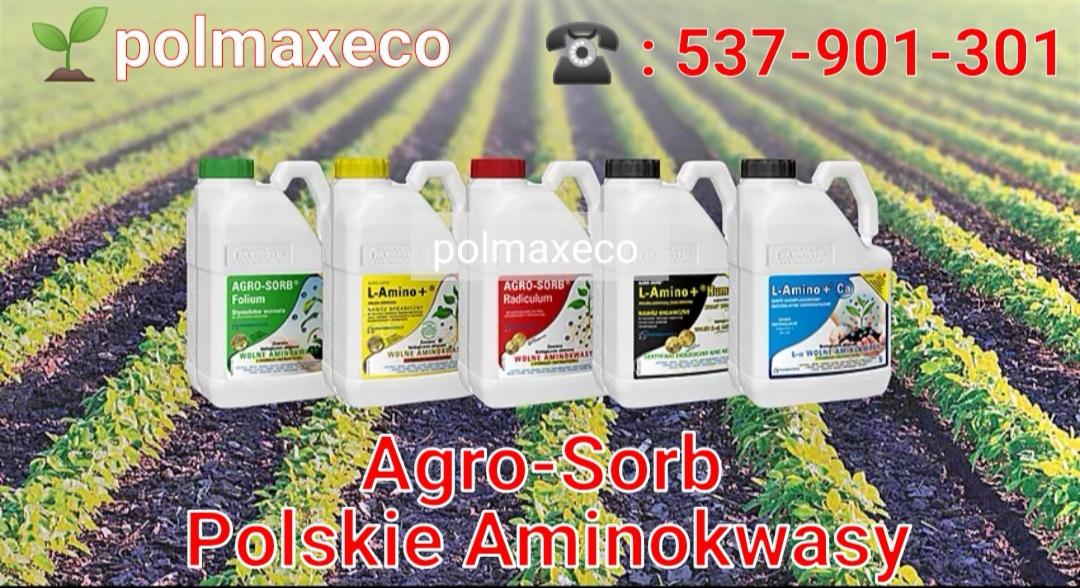 Pięć białych kanistrów z różnymi rodzajami preparatów aminokwasowych na tle pola uprawnego z młodymi roślinami w rzędach. Widoczne nazwy produktów: Agro-Sorb Folium, L-Amino+ oraz dane kontaktowe...