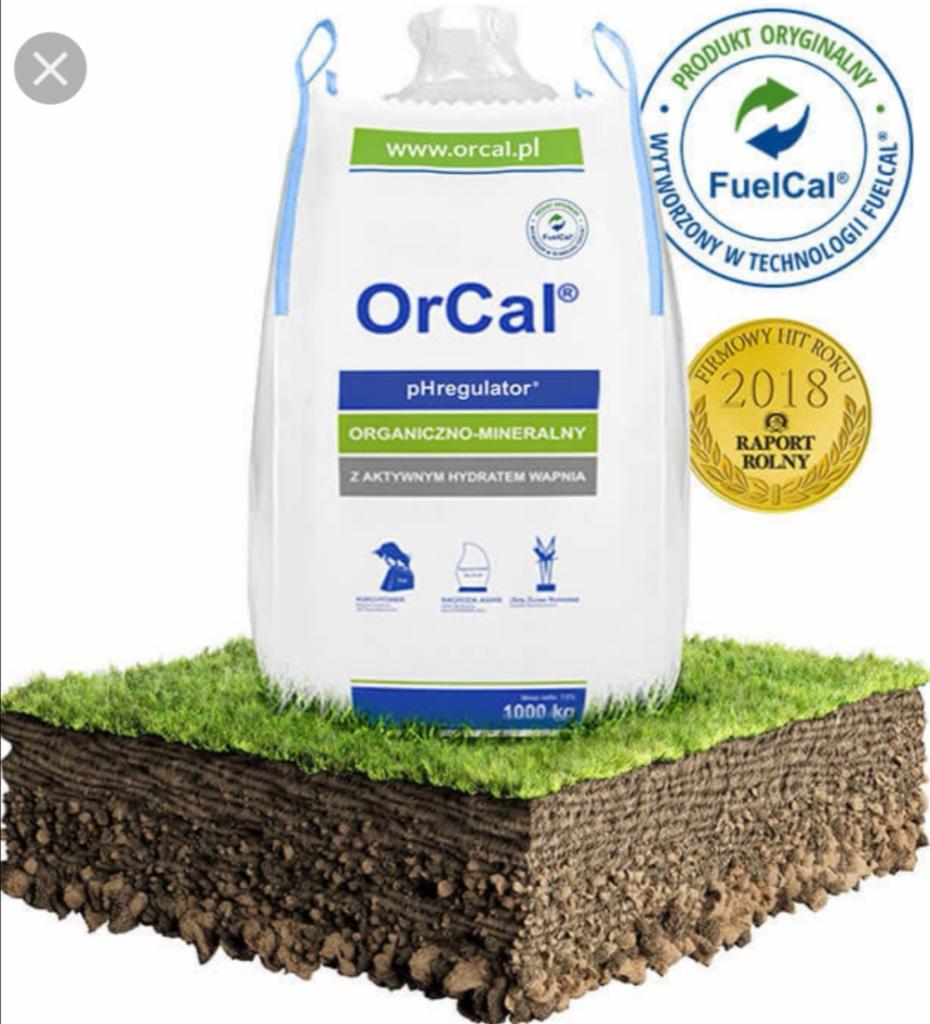 Worek z preparatem organiczno-mineralnym OrCal pHregulator, prezentowany na przekroju gleby z darnią, z widocznymi certyfikatami i oznaczeniem 1000 kg.