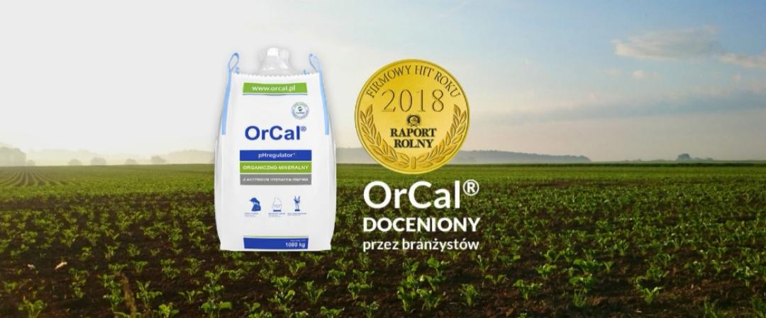 Worek z organiczno-mineralnym preparatem na tle pola uprawnego, nagroda 'Firmowy Hit Roku 2018'.
